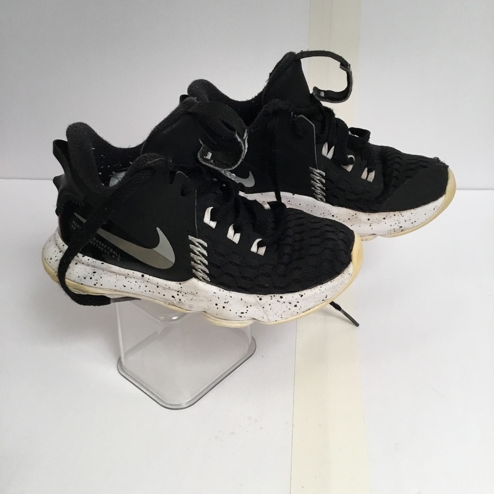 Nike kids preowned Lebron James 2020 witness v.5. Size 11.5 sneakers